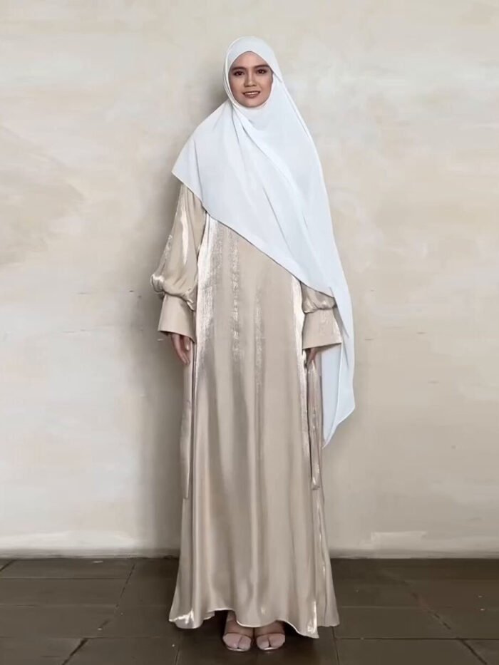Alternative view of tesettür abaya
