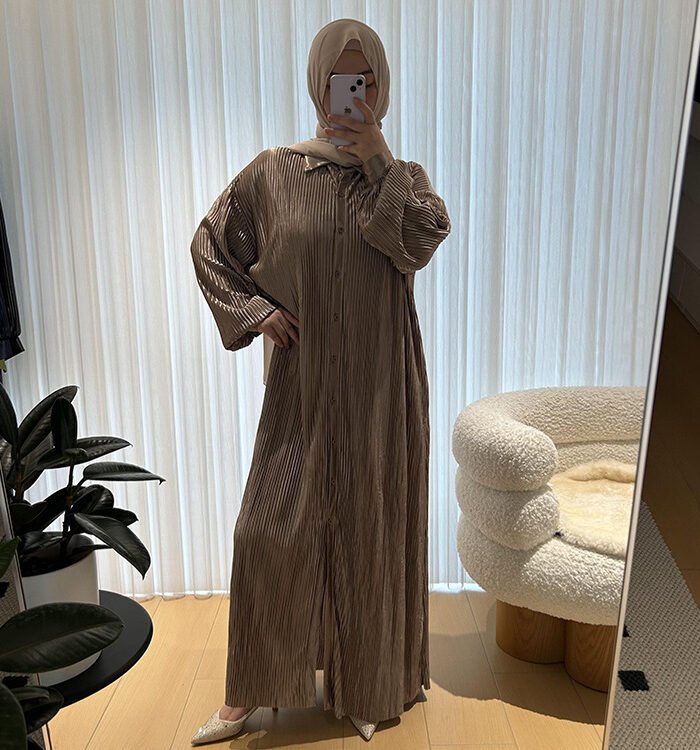 Alternative view of abayas set