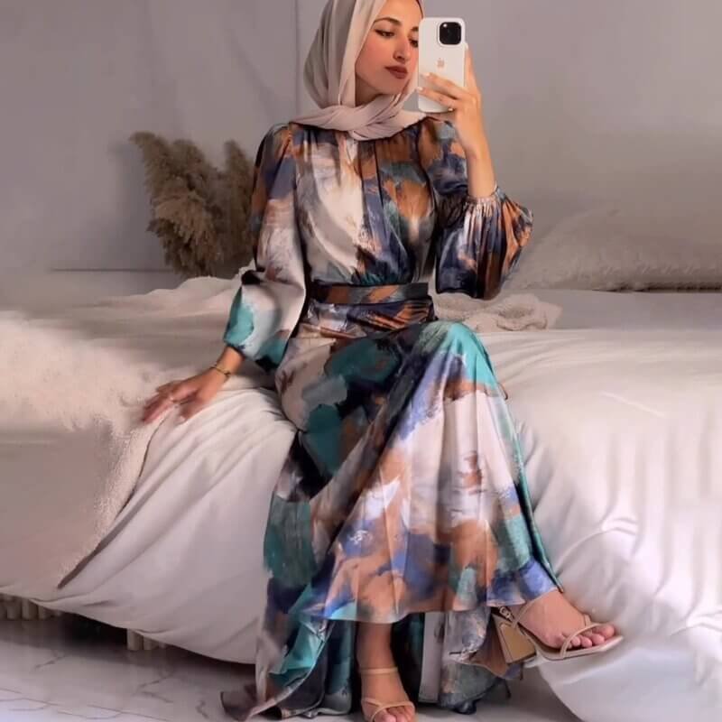 10 Stylish Abaya Designs You Can Buy Online This Season(abaya clothing online) 8 a woman taking a selfie,
abaya clothing online