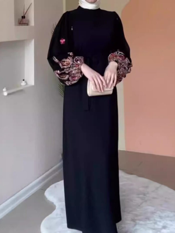 a woman in a black dress, muslim women clothing