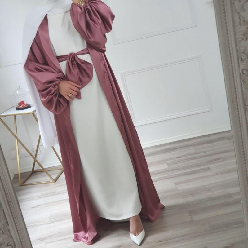 10 Stylish Ways to Wear abaya open front for Any Occasion 2 women waering abaya open and taking selfie