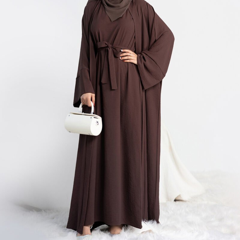 10 Stylish Ways to Wear abaya open front for Any Occasion 7 woman wearinf abaya open front