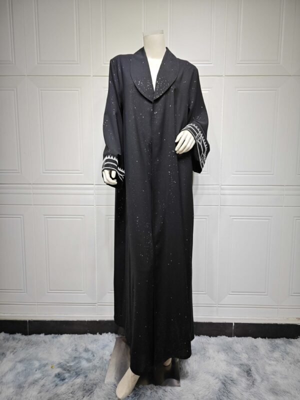 a mannequin wearing a black robe,
abaya dresses
