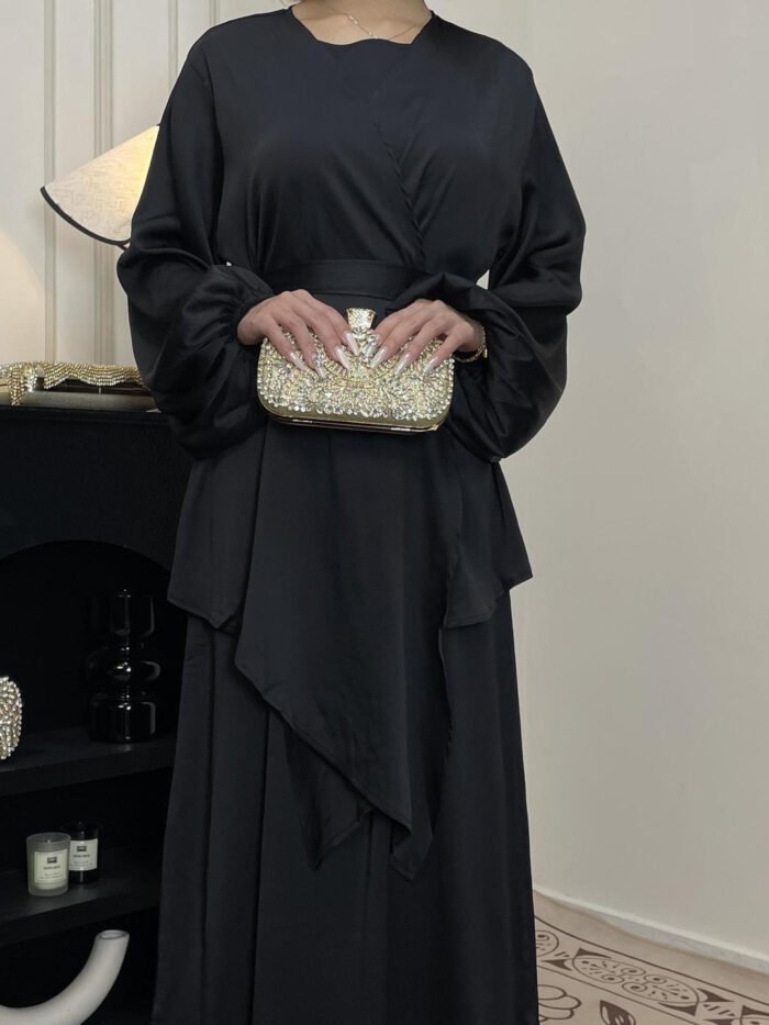 a woman in a black dress,islamic clothes women