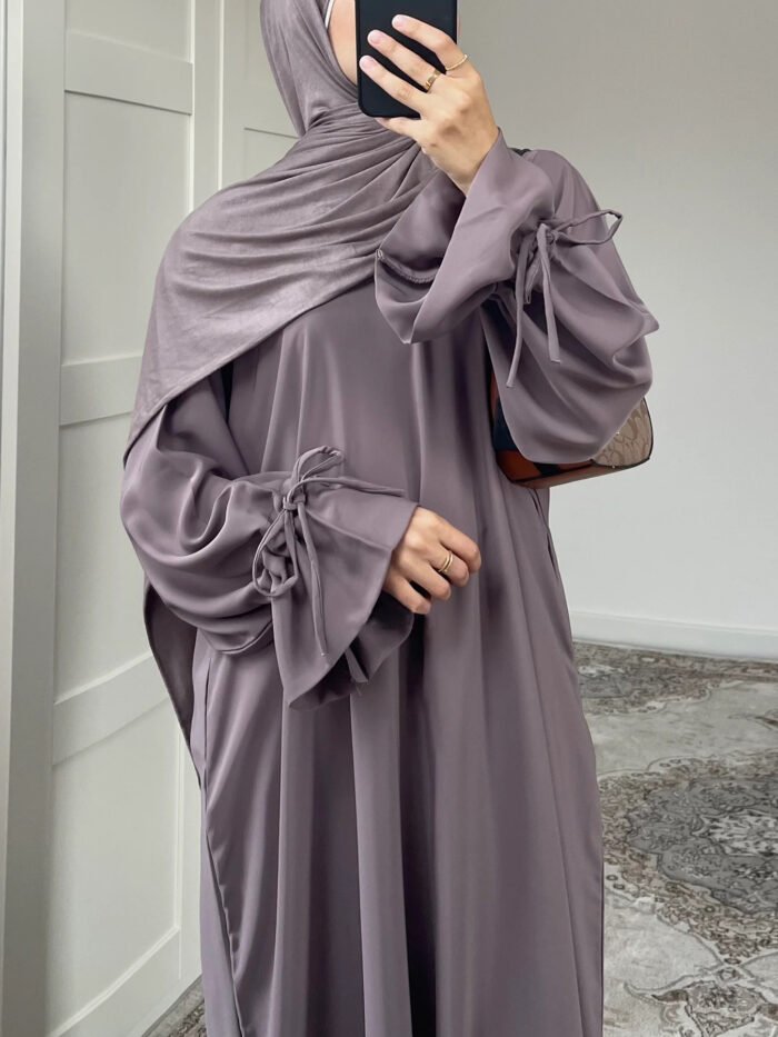 a woman taking a selfie,fashionable muslim