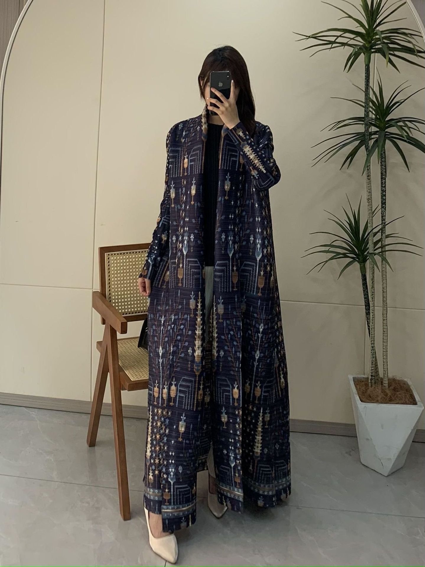Glamorous Winter Abayas – Folded Elegance for Chilly Seasons 10 Glamorous Winter Abayas – Folded Elegance for Chilly Seasons - Image 10