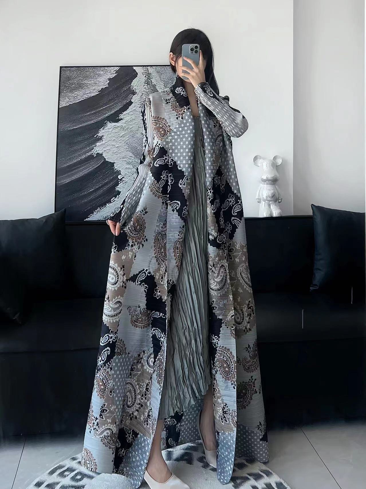Glamorous Winter Abayas – Folded Elegance for Chilly Seasons 4 Glamorous Winter Abayas – Folded Elegance for Chilly Seasons - Image 4